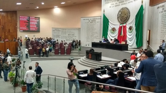Comunicadores haciendo uso de la paciencia esperan que los diputados se dignen iniciar la sesión que estaba programada para las 11:00 horas.  Quizá estaban esperando la llegada de la Secretaria de la Mesa del Congreso,Regina Vázquez.