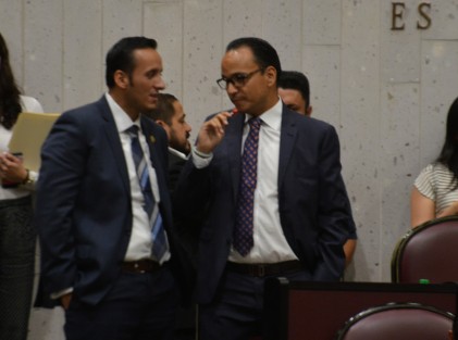 El líder de la bancada panista en el Congreso local en amena plática con el diputado Rodrigo García Escalante,  