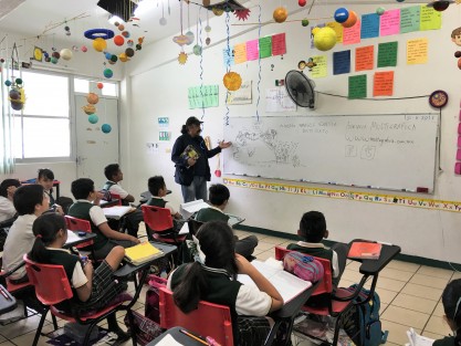 Los alumnos del 4° B de la escuela Primaria Abraham Castellanos, cuestionaron al maestro Alberto Morales sobre sus inquietudes acerca del trabajo de quienes laboramos en los medios de información, tales como la dificultad de hallar una noticia y la dedicación que tal actividad requiere.

