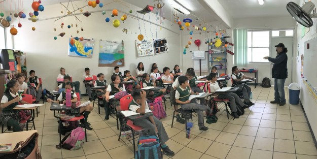 Los alumnos del 4° B de la escuela Primaria Abraham Castellanos, cuestionaron al maestro Alberto Morales sobre sus inquietudes acerca del trabajo de quienes laboramos en los medios de información, tales como la dificultad de hallar una noticia y la dedicación que tal actividad requiere.