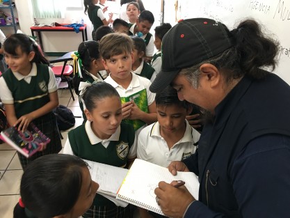 Luego de la plática, los estudiantes pidieron su autógrafo de Alberto Morales, quien amablemente repartió caricaturas de su personaje más popular para todos. 