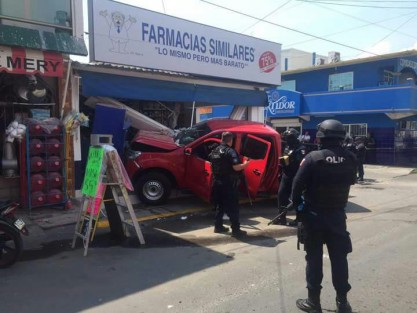 La mañana de este jueves en la ciudad de Veracruz, un joven fue secuestrado cuando viajaba en su camioneta, tras ser perseguido por calles por sujetos abordo de otros vehículos lo que ocasionó que chocara contra una farmacia. Más tarde fue liberado y debió ser atendido ya que se encontraba herido de bala. 