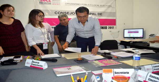 El primero de enero del 2018, Enrique Fernández rendirá protesta como presidente municipal de Coatepec, luego de que a la medianoche de este miércoles, recibiera del OPLE su constancia de mayoría como alcalde electo de esta ciudad cafetalera.