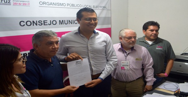El primero de enero del 2018, Enrique Fernández rendirá protesta como presidente municipal de Coatepec, luego de que a la medianoche de este miércoles, recibiera del OPLE su constancia de mayoría como alcalde electo de esta ciudad cafetalera.