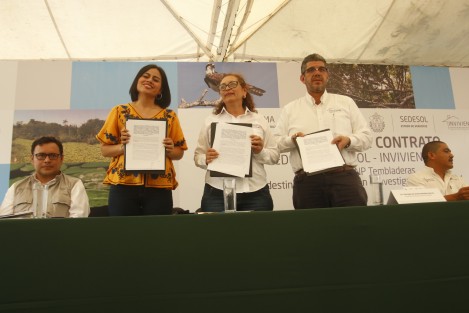 Las Secretarias de Medio Ambiente del gobierno del estado, Mariana Aguilar, y de SEDESOL, Indira de Jesús Rosales, celebraron la firma de un contrato con INVIVIENDA para destinar un predio ubicado en el Área Natural Protegida de Tembladeras para la educación e investigación ambiental. 