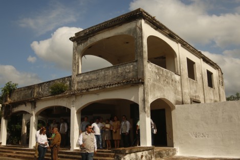 Cabe destacar que en este sitio se encuentra un inmueble, propiedad de gobierno del estado, donde presuntamente se violaron a varias mujeres vecinas del fraccionamiento Laguna Real. 