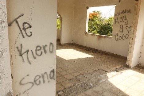 Cabe destacar que en este sitio se encuentra un inmueble, propiedad de gobierno del estado, donde presuntamente se violaron a varias mujeres vecinas del fraccionamiento Laguna Real. 