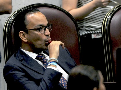 Más infantil que los diputados del Congreso infantil, los cuales sí van a discutir temas de interés. Ño,ño... eso ño.