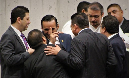Checo al parecer en la crónica de una de sus fiestas. (Aquí no se duermen sus compañeros diputados). 