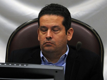 Camadería legislativa V.  Yo también cierro mis ojitos.