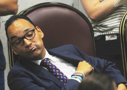 Diputado con chupón.  