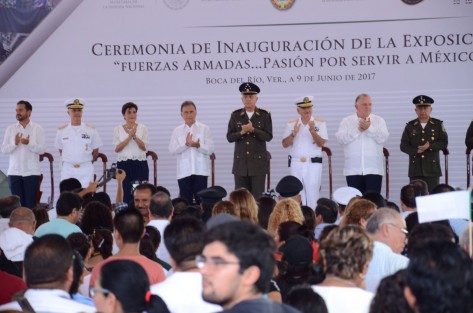 El secretario de la Defensa Nacional, Salvador Cienfuegos, inauguró la exposición <em>Fuerzas Armadas, Pasión por Servir a México</em>. Le acompañó el gobernador del estado, Miguel Ángel Yunes Linares.
