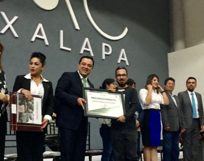 El alcalde de Xalapa,  Américo Zúñiga Martínez,hizo entrega de un mereido reconocimiento a nuestro compañero fotorreportero Víctor Fuentes, por su trayectoria detrás de la lente, que lo ha llevado a colaborar con varios medios.  ¡Felicidades!