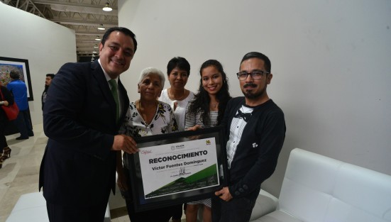 Luego de la ceremonia el alcalde Américo Zúñiga posó para la foto del recuerdo con el reportero gráfico de Multigráfica, Víctor Fuentes, y su familia.