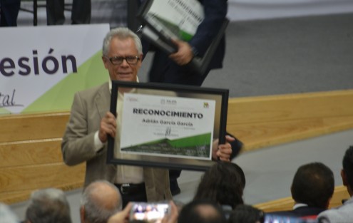El caricaturista Adrián García, otro de los reconocidos por las autoridades.