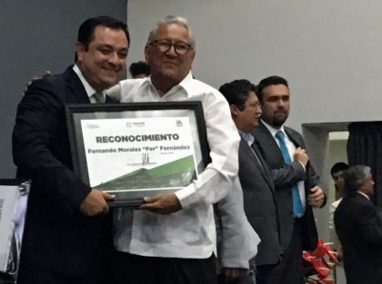 Reconocimiento al caricaturista Fernando Morales. 