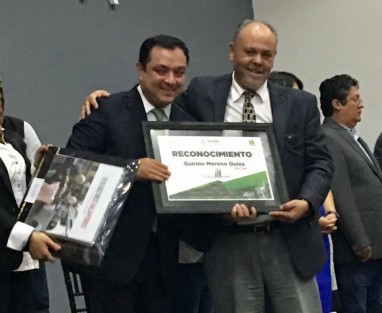 Reconocimiento al columnista Quirino Moreno.