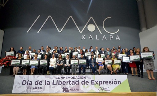 Hasta el último día que sea presidente municipal, lucharemos por garantizar la libertad de expresión y que se respete su ejercicio diario en Xalapa, aseguró el alcalde Américo Zúñiga Martínez ante cientos de comunicadores de la capital veracruzana.
