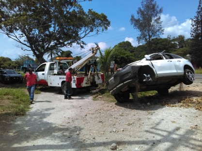 Cuatro maestros del tecnológico de Alvarado resultaron lesionados tras volcar la camioneta en la que viajaban sobre la carretera federal Alvarado - Paso del Toro.