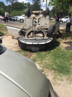 Cuatro maestros del tecnológico de Alvarado resultaron lesionados tras volcar la camioneta en la que viajaban sobre la carretera federal Alvarado - Paso del Toro.