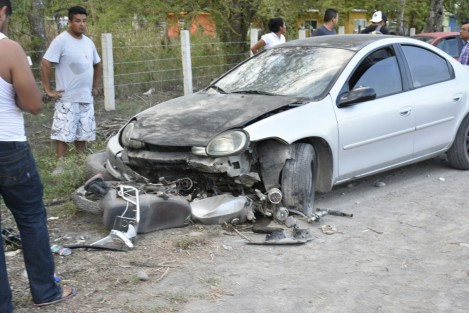 Trágico accidente se registró la tarde de este viernes en la colonia Ejidal del municipio de Cotaxtla donde un joven de 17 años perdió la vida y otro resultó lesionado al impactarse lamoto  en que viajaban, contra un vehículo.