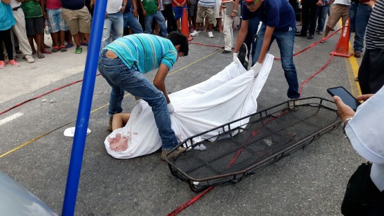 Trágico accidente se registró la tarde de este viernes en la colonia Ejidal del municipio de Cotaxtla donde un joven de 17 años perdió la vida y otro resultó lesionado al impactarse lamoto  en que viajaban, contra un vehículo. 