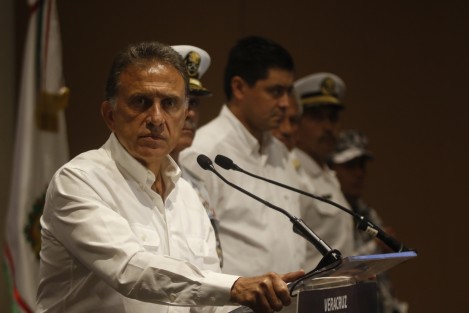 El gobernador del estado, Miguel Ángel Yunes Linares, ofreció una rueda de prensa con integrantes del Grupo de Cordinación Veracruz donde aseguró que se ejercerá todo el peso de la ley a las personas que el día de ayer bloquearon la carretera federal Cardel-Veracruz en demanda de agua. 