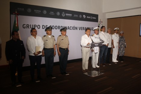 El gobernador del estado, Miguel Ángel Yunes Linares, ofreció una rueda de prensa con integrantes del Grupo de Cordinación Veracruz donde aseguró que se ejercerá todo el peso de la ley a las personas que el día de ayer bloquearon la carretera federal Cardel-Veracruz en demanda de agua. 