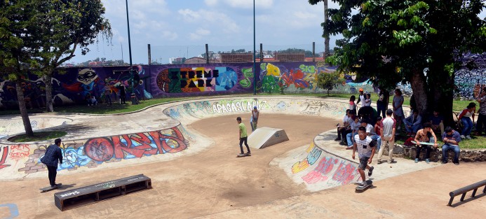 Jóvenes de 14 años en adelante participaron en el concurso anual de Skateboarding que realiza <em>Caos escuela</em>,  en el parque Bicentenario de esta ciudad capital, el cual a pesar de múltiples defectos sirve para  distracción parta estos jóvenes. 