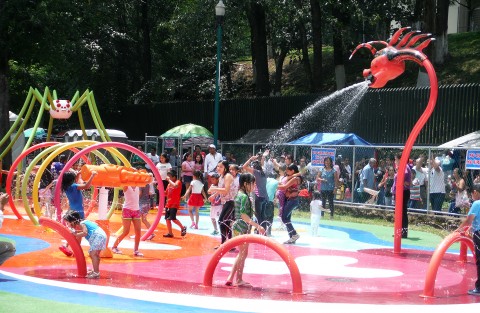 Como cada domingo uno de los sitios más visitados son Los Lagos, el cual recobró vida con las atraciones como el parque acuático, el cual funciona quince minutos  y quince descanso,  además de las lanchas,  las cuales funciona sólo los fines de semana, así como la tirotesa.