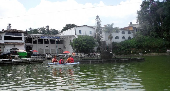 Como cada domingo uno de los sitios más visitados son Los Lagos, el cual recobró vida con las atraciones como el parque acuático, el cual funciona quince minutos  y quince descanso,  además de las lanchas,  las cuales funciona sólo los fines de semana, así como la tirotesa.
