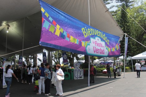En el parque Juárez de Xalapa se efectúa la <em>Fiesta de la Verdad</em>, evento organizado por el Instituto Nacional de Acceso a la Información; donde a través de juegos y dinámicas se informa a la población sobre sus derechos y obligaciones en materia de información personal.  