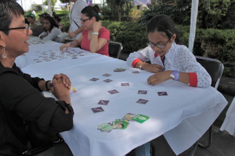 En el parque Juárez de Xalapa se efectúa la <em>Fiesta de la Verdad</em>, evento organizado por el instituto Nacional de Acceso a la Información, donde a través de juegos y dinámicas se informa a la población sobre sus derechos y obligaciones en materia de información personal. 