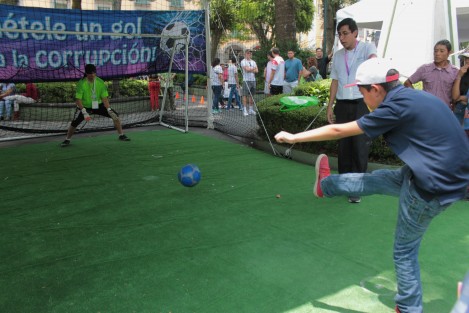 En el parque Juárez de Xalapa se efectúa la <em>Fiesta de la Verdad</em>, evento organizado por el Instituto Nacional de Acceso a la Información, donde a través de juegos y dinámicas se informa a la población sobre sus derechos y obligaciones en materia de información personal. 