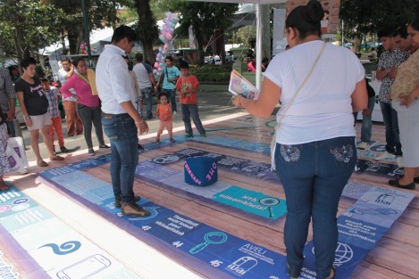 En el parque Juárez de Xalapa se efectúa la <em>Fiesta de la Verdad</em>, evento organizado por el Instituto Nacional de Acceso a la Información, donde a través de juegos y dinámicas se informa a la población sobre sus derechos y obligaciones en materia de información personal. 