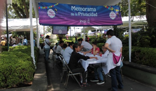 En el parque Juárez de Xalapa se efectúa la <em>Fiesta de la Verdad</em>, evento organizado por el Instituto Nacional de Acceso a la Información, donde a través de juegos y dinámicas se informa a la población sobre sus derechos y obligaciones en materia de información personal. 