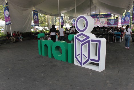En el parque Juárez de Xalapa se efectúa la <em>Fiesta de la Verdad</em>, evento organizado por el Instituto Nacional de Acceso a la Información, donde a través de juegos y dinámicas se informa a la población sobre sus derechos y obligaciones en materia de información personal. 