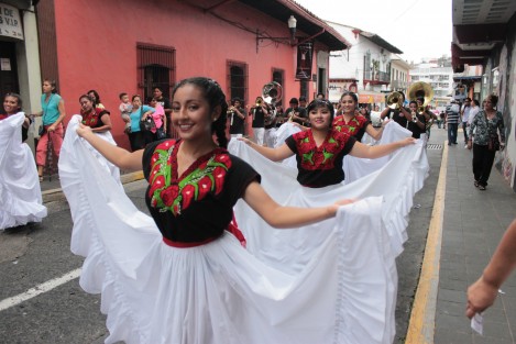 Este domingo se llevó a cabo por calles del centro de Xalapa el Desfile de la Flores, previo al que tendrán lugar los días 23, 24 y 25 de este mes de junio.