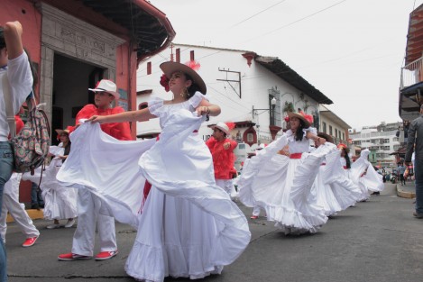 Este domingo se llevó a cabo por calles del centro de Xalapa el Desfile de la Flores, previo al que tendrán lugar los días 23, 24 y 25 de este mes de junio.