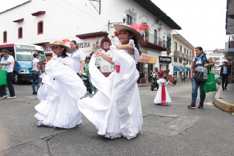 Este domingo se llevó a cabo por calles del centro de Xalapa el Desfile de la Flores, previo al que tendrán lugar los días 23, 24 y 25 de este mes de junio.