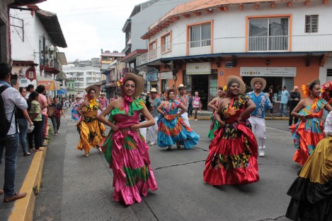 Este domingo se llevó a cabo por calles del centro de Xalapa el Desfile de la Flores, previo al que tendrán lugar los días 23, 24 y 25 de este mes de junio.