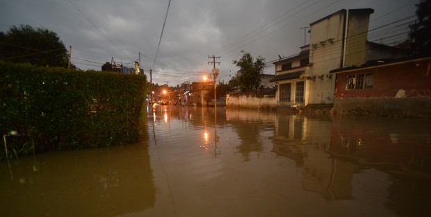 Una de las calles que tendrá que esperar una administración es la calle dos poniente de la colonia Rafael Hernández Ochoa  la cual se seguirá inundando a falta de una solución permanente.