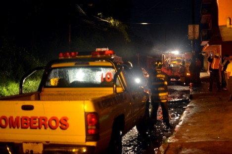 Trabajadores de Cmas llegan quitan el lodo acumulado y piedras, vecinos barren y suben un tabique más a sus puertas ante cada llegada de la lluvia.