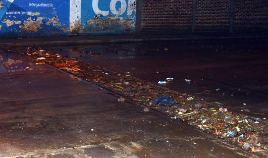 La acumulación de lodo y basura taponó los tragatormentas de calle 28 de Agosto a la altura del retén de policía, lo que ocasionó que se volviera a inundar.
