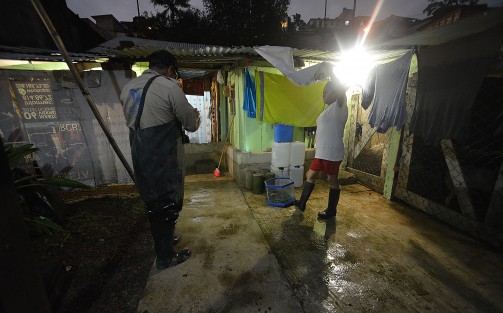 El Sistema Municipal de Protección Civil de Xalapa atendió a familias que se vieron afectadas por la intensa lluvia que se registró durante la tarde-noche de este domingo. 