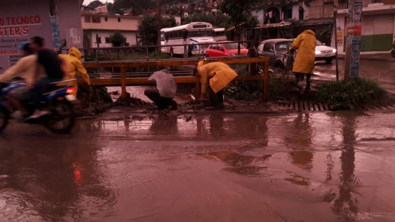 El alcantarillado pluvial en la zona de San Bruno, que canaliza hacia el colector Fernando Gutiérrez Barrios, sufrió un severo taponamiento de desecho y basura, informó Víctor Hugo García Pacheco, director general de la Comisión Municipal de Agua Potable y Saneamiento de Xalapa, lo que provocó la inundación de la avenida Mártires 28 de agosto. 