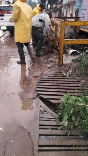 El alcantarillado pluvial en la zona de San Bruno, que canaliza hacia el colector Fernando Gutiérrez Barrios, sufrió un severo taponamiento de desecho y basura, informó Víctor Hugo García Pacheco, director general de la Comisión Municipal de Agua Potable y Saneamiento de Xalapa, lo que provocó la inundación de la avenida Mártires del 28 de agosto.