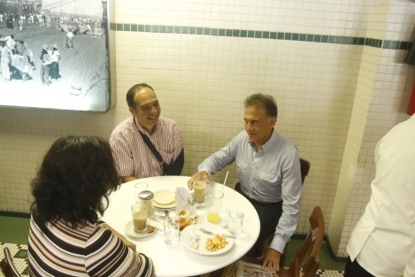 El gobernador de Veracruz, Miguel Ángel Yunes Linares, desayunó en un lugar público con el periodista Armando Arrieta, a quien ya se puede ver totalmente recuperado del atentado que sufrió en la ciudad de Poza Rica.