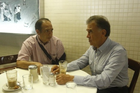 El gobernador de Veracruz, Miguel Ángel Yunes Linares, desayunó en un lugar público con el periodista Armando Arrieta, a quien ya se puede ver totalmente recuperado del atentado que sufrió en la ciudad de Poza Rica. 