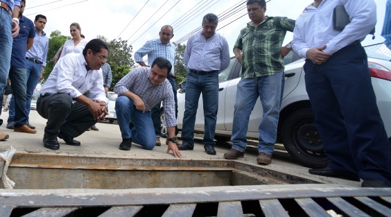 El alcalde Américo Zúñiga en compañía de personal de CMAS y de otros funciones municipales recorrieron parte del colector Guitérez Barrios, el cual debido a la acumulación de basura en las atrajeras y el algunos puntos del mismo, colapsó en algunos puntos.
